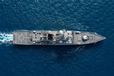 Frégate de la marine militaire vue du ciel