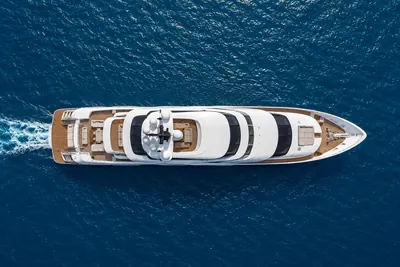 Grand yacht vu du ciel